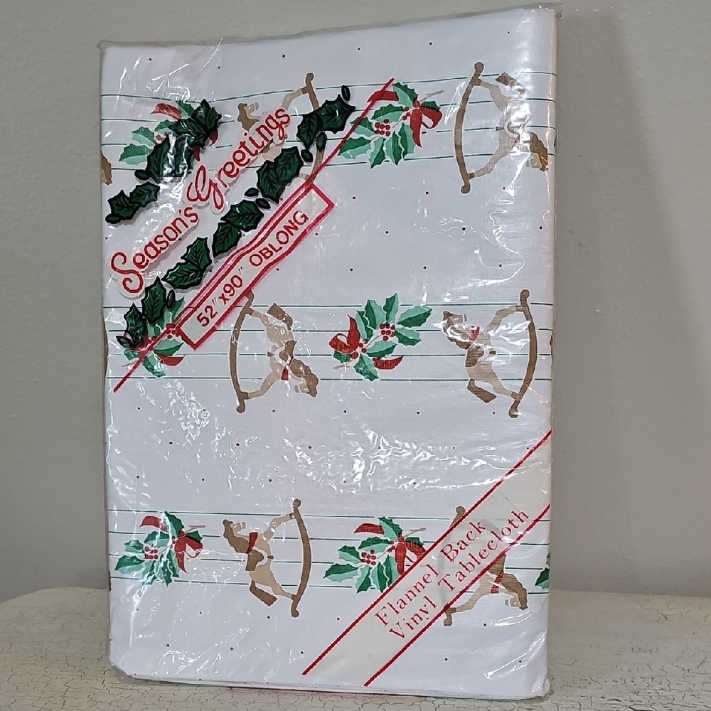 🎄 New Vintage Flannel-Back Vinyl Christmas Tablecloth
